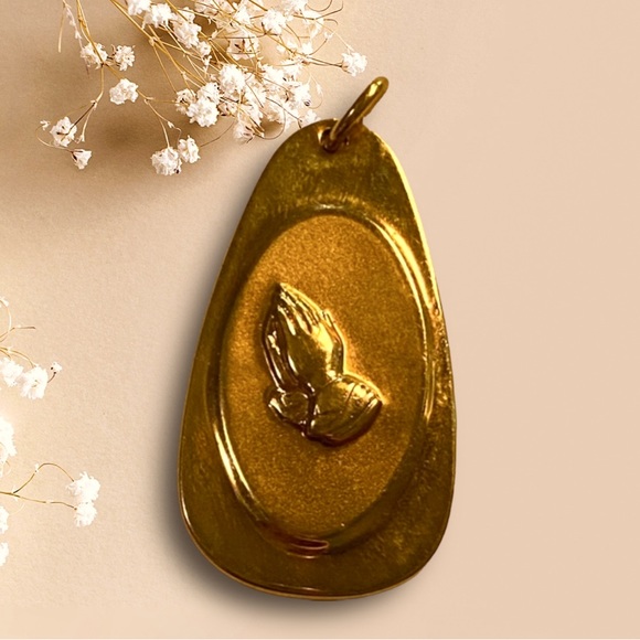 Vintage Sarah Coventry Gold Toned Serenity Prayer Medal Pendant - Picture 1 of 4